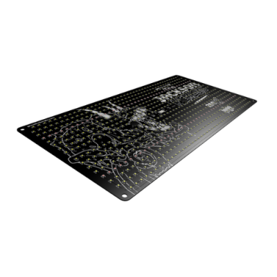 Tapete de jogos preto com desenhos cinzentos e amarelos e bordas arredondadas