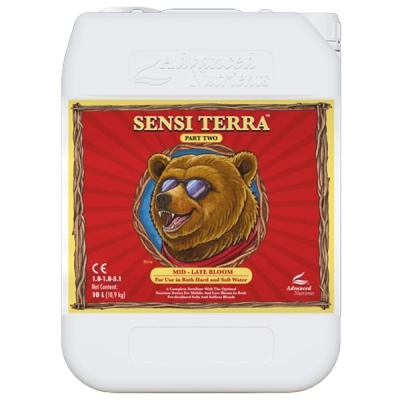 Recipiente branco com etiqueta vermelha com urso e texto SENSI TERRA PART TWO