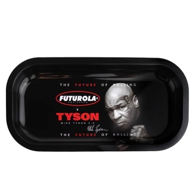 Tabuleiro de metal preto com imagem e texto relacionados a Mike Tyson e Futurola