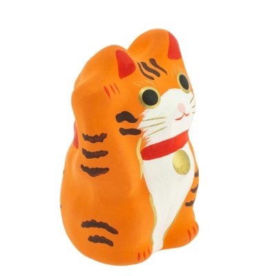 Figurinha de gato laranja e branco com padrões e colar rojo