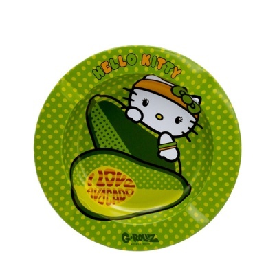 Prato de plástico verde com bolinhas amarelas e desenho da Hello Kitty com abacate