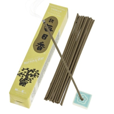 Pacote amarelo de incenso Vanilla com paus de incenso marrons e suporte cerâmico azul