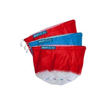 sacos para gelo ICE-O-LATOR em tecido vermelho e azul com base branca