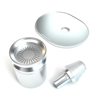 Conjunto de três peças metálicas prateadas sobre fundo branco