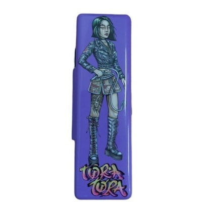 Estojo escolar púrpura com personagem feminina e texto TORA TORA