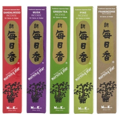 Cinco pacotes coloridos de incenso tradicional japonês