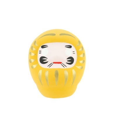 Figura Daruma amarela com detalhes dourados e rosto pintado