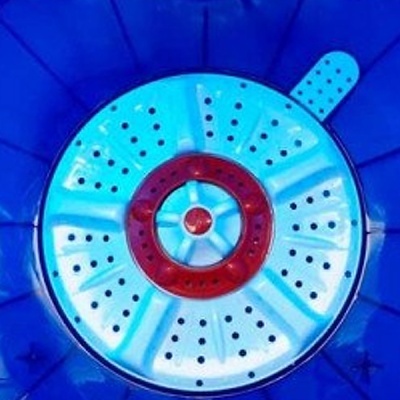 Cesto de plástico azul com tampa redonda azul claro e vermelho com furos