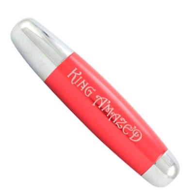 Dispositivo cilíndrico rosa com extremidades metálicas e texto KING AMAZED