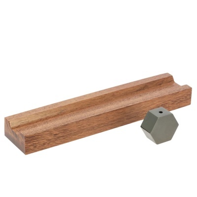 Base de madeira para relógio com acessório cinzento hexagonal