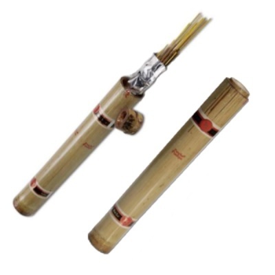 Dois tubos cilíndricos de bambu com etiquetas coloridas e varetas finas dentro