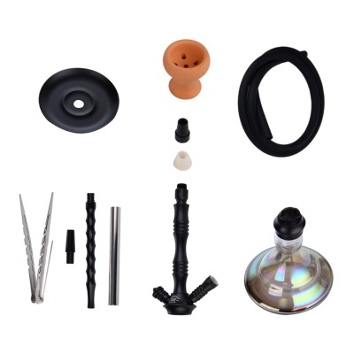 Conjunto desmontado de cachimbo de água com base de vidro, corpo metálico preto, mangueira preta, foco de barro e acessórios