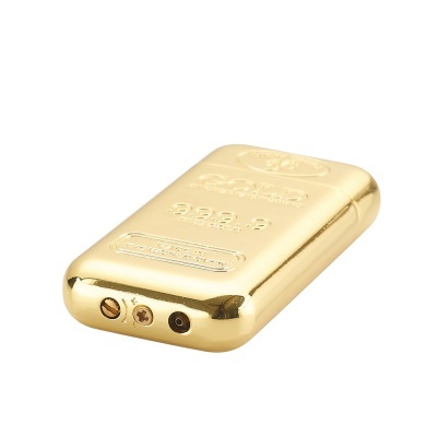 Isqueiro metálico dourado em formato retangular arredondado com texto em relevo.