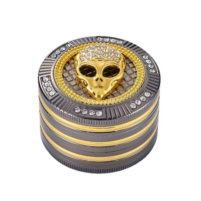 Porta-moedas redondo preto e dourado com rosto de alienígena e brilhantes
