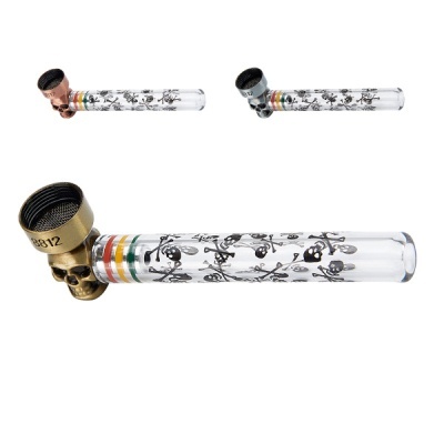 Cachimbo de vidro com estampa de caveiras e peça metálica em forma de caveira