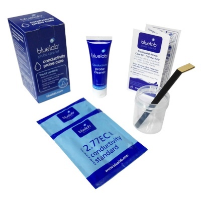 Kit de cuidado para sensores Bluelab com vários itens sobre fundo branco