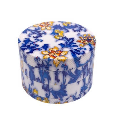 Caixa redonda pequena decorada com padrão floral azul e amarelo