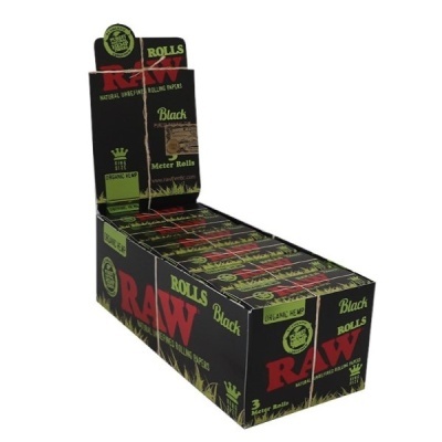 Embalagens de papel de fumar RAW Black Rolls em caixa preta com texto vermelho e verde