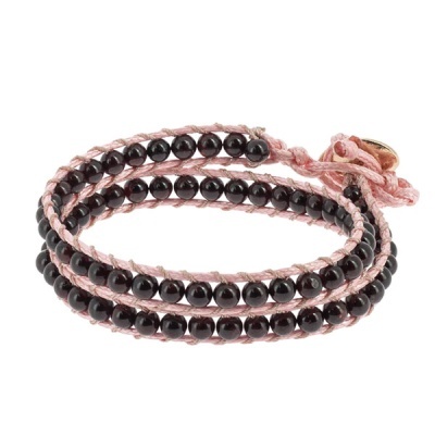Pulseira de contas negras com fio rosa trançado