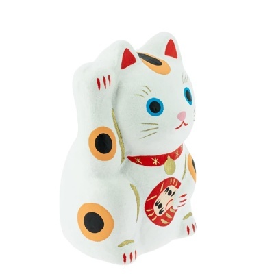 Estatueta de gato branco colorido com padrão e detalhes decorativos