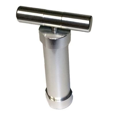 Pistão metálico prateado com topo em barra horizontal