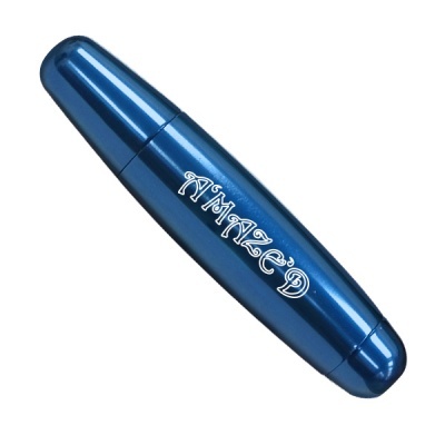 Caneta metálica azul com texto AMazed