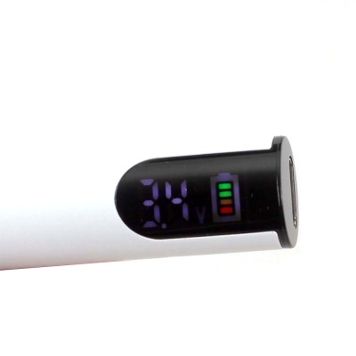 Carregador USB preto com visor digital e leitura da bateria