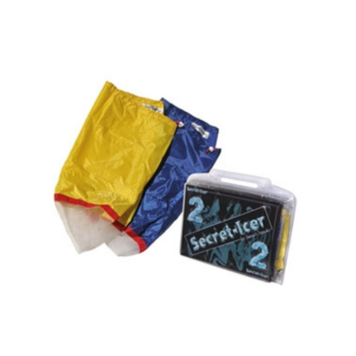 Maleta transparente com texto e saco amarelo e azul