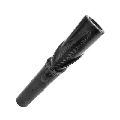 Punta de madera negra con diseño tallado en forma de plumas