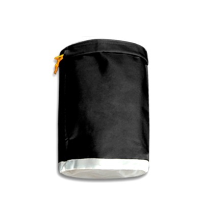 saco cilíndrico preto com base branca e fecho laranja