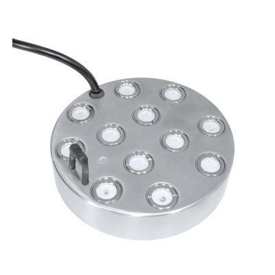 Dispositivo redondo metálico com lâmpadas LED e cabos pretos em fundo branco