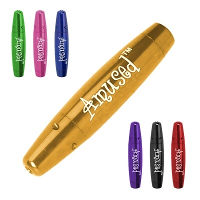 Peças metálicas coloridas cilíndricas com texto Amused™