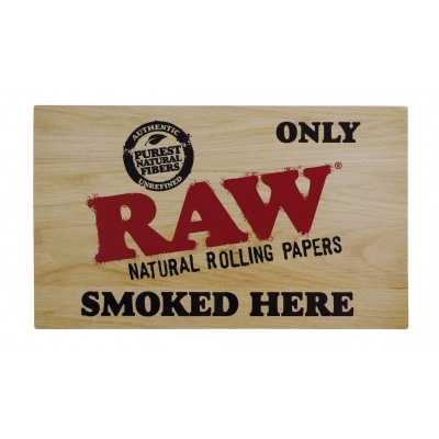 Placa de madeira com texto RAW Natural Rolling Papers e Only Smoked Here
