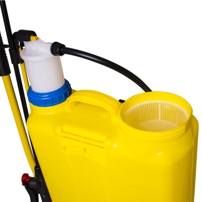 Pulverizador amarelo com alça, tampa azul, tubo preto e coador interno