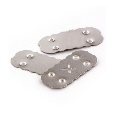 Placas metálicas retangulares com rebites em fundo branco