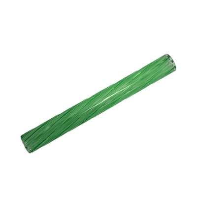 Rolo de papel vegetal verde com textura riscada sobre fundo branco
