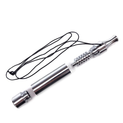 Produto metálico prateado com cordão preto