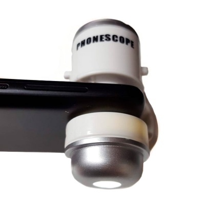 Lente ampliadora branca e cinzenta com a inscrição PHONESCOPE montada num telemóvel preto