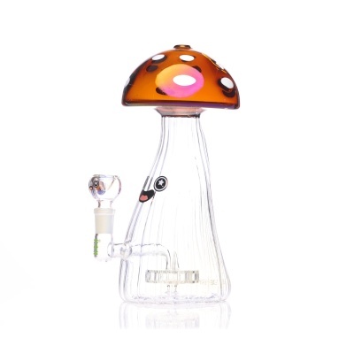 Bongo de vidro transparente em forma de cogumelo com tampa castanha e manchas brancas.