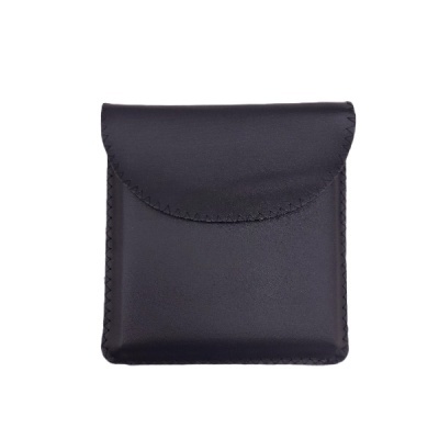 Bolsa quadrada preta de couro com aba arredondada e costura em ziguezague