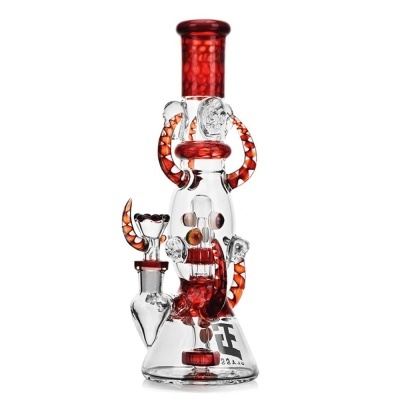 Bong de vidro com detalhes vermelhos e esculturas decorativas