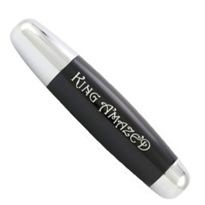 Caneta preta com textos KING AMAZED e extremidades prateadas