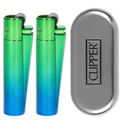 Dois isqueiros azul e verde junto a uma caixa metálica com inscrição CLIPPER