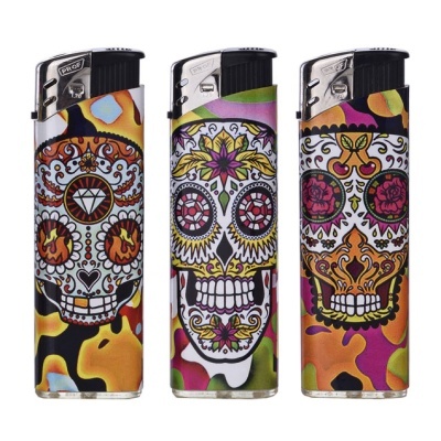 Três isqueiros decorados com caveiras mexicanas coloridas