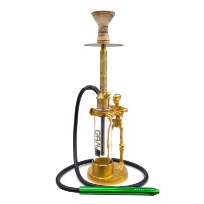 Cachimbo de água dourado com mangueira preta e bocal verde