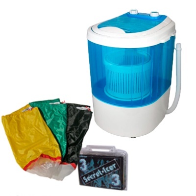 Máquina de lavar roupa compacta branca e azul com capas coloridas e caixa preta