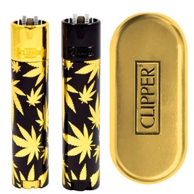Dois isqueiros Clipper com padrão de folhas douradas e estojo dourado com logo