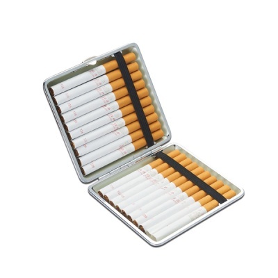 Estojo metálico aberto com cigarros brancos com filtro castanho e texto vermelho