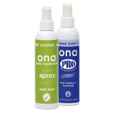Dois frascos de spray ONA odor neutralizer, um verde e outro azul