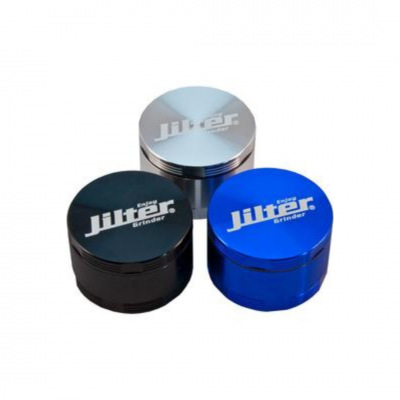 Três grinders metálicos redondos com a marca Jilter nas cores cinzento, preto e azul